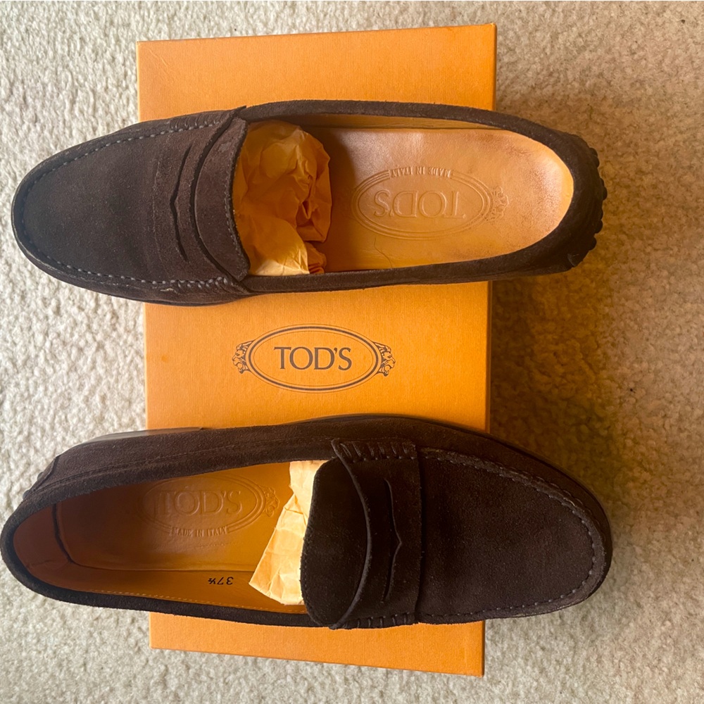 Women’s Tod’s Classic Driving Loafers. Size 37.5 in chocolate suede